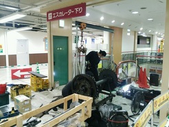 H26.7.22 エスカレータ修理.JPG